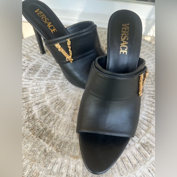 Stunning Black Versace Gold V logo on size 38 - Picture 2 of 10